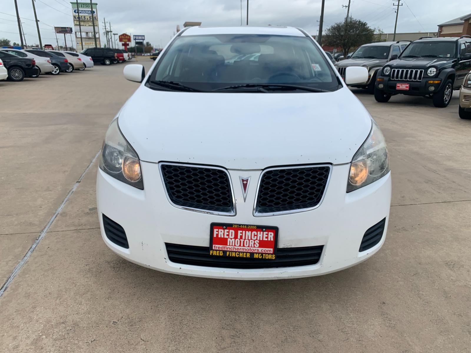 2009 white /black Pontiac Vibe 2.4L (5Y2SP67059Z) with an 2.4L L4 DOHC 16V engine, 4-Speed Automatic Overdrive transmission, located at 14700 Tomball Parkway 249, Houston, TX, 77086, (281) 444-2200, 29.928619, -95.504074 - Photo #1